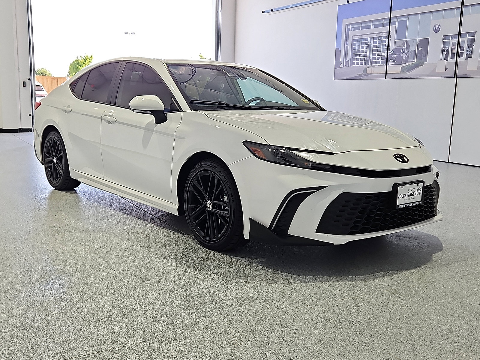 Used 2025 Toyota Camry SE w/ Convenience Package FWD image 4