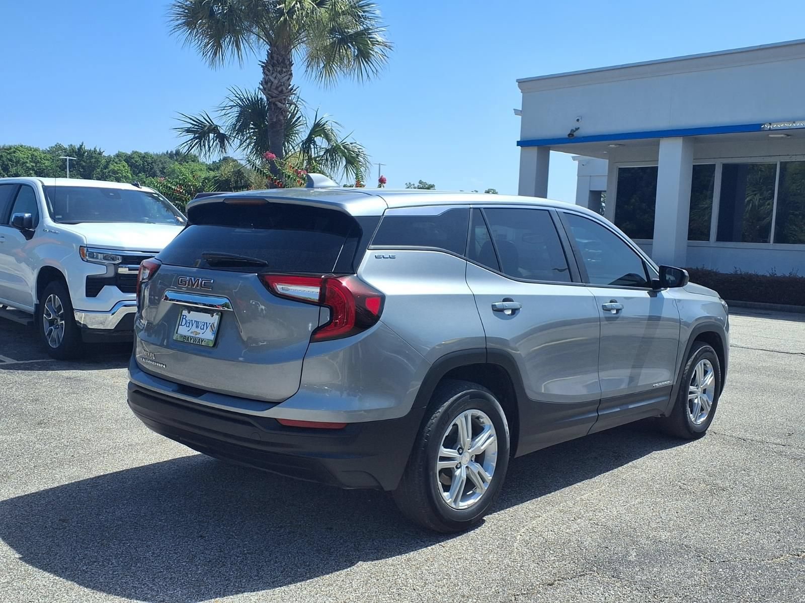 Used 2024 GMC Terrain SLE FWD image 2