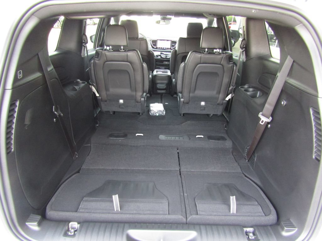New 2027 Chrysler Pacifica Select FWD image 32