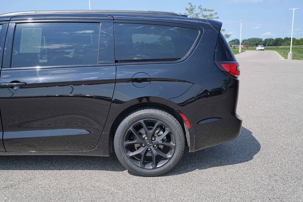 Used 2025 Chrysler Pacifica Limited FWD image 12