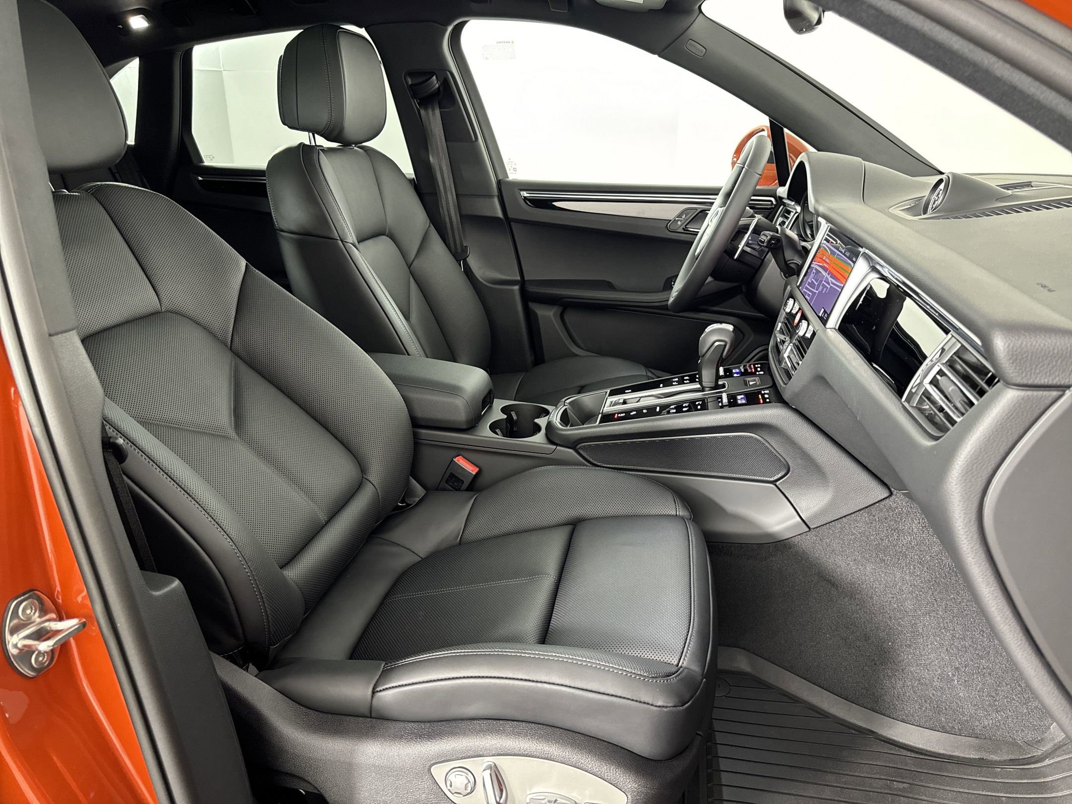 Used 2025 Porsche Macan image 29