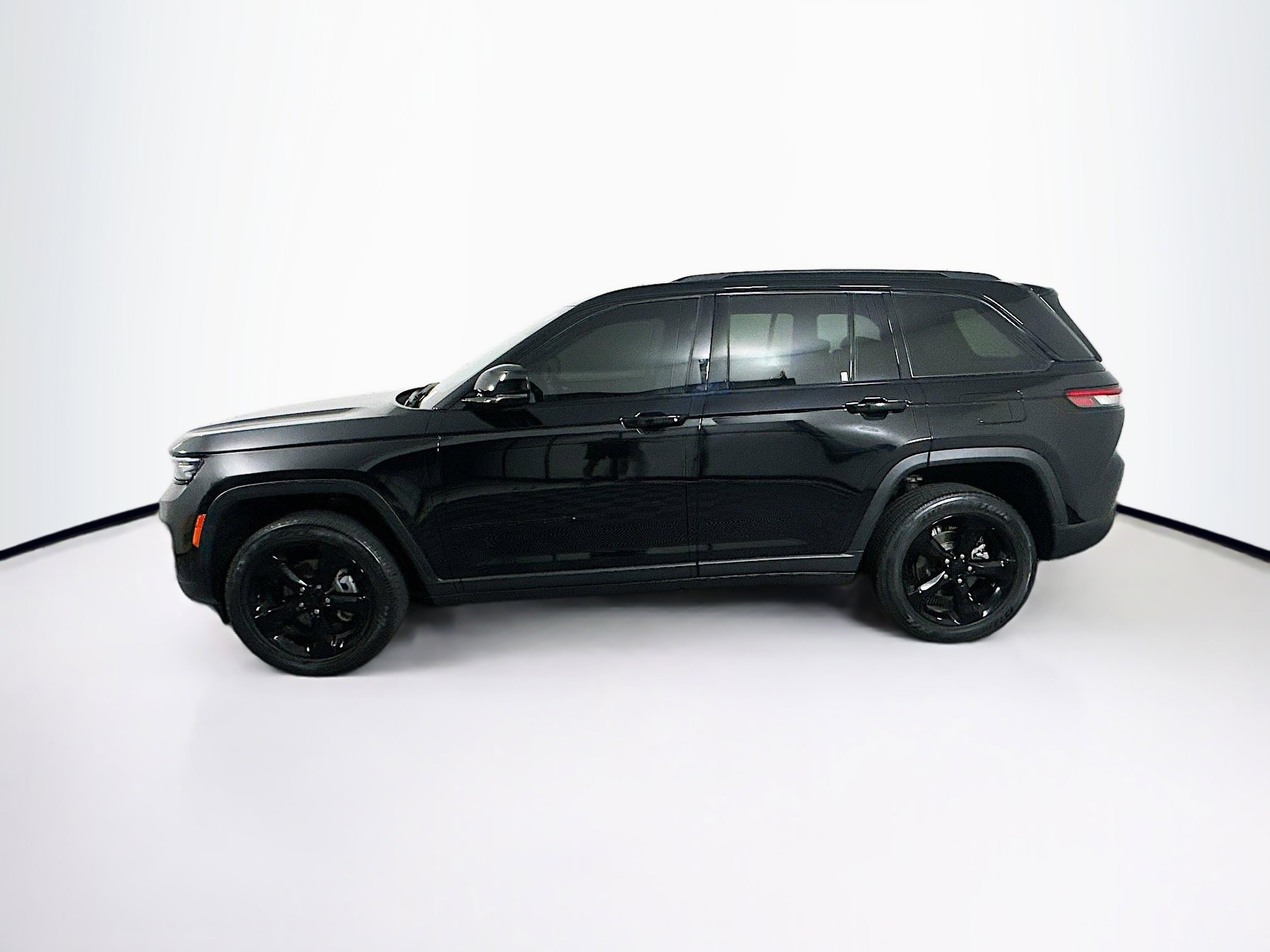 Used 2023 Jeep Grand Cherokee Altitude image 4