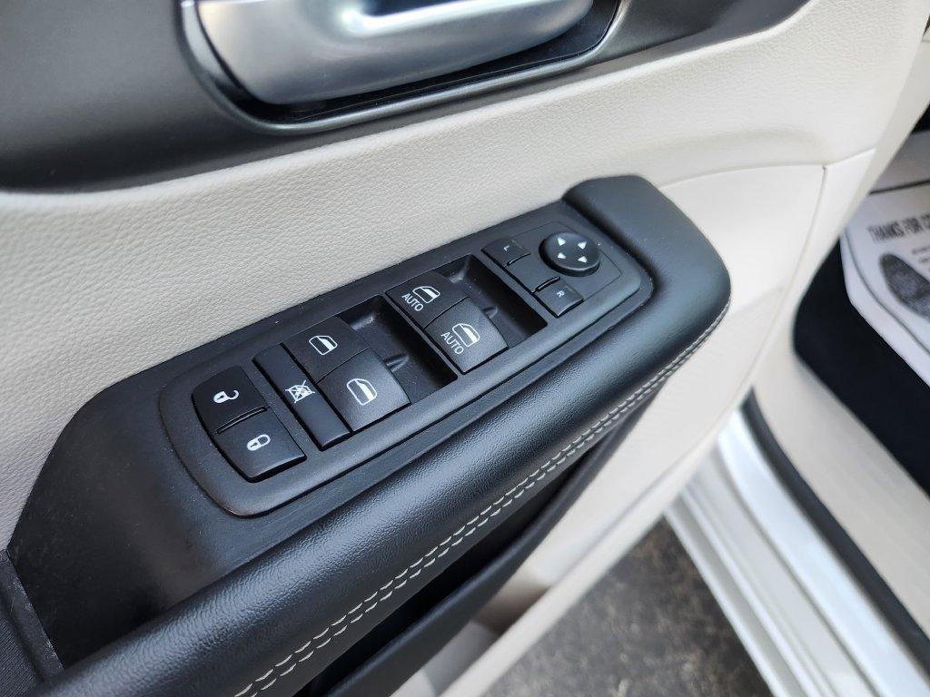 Used 2024 Chrysler Pacifica Touring-L FWD image 26