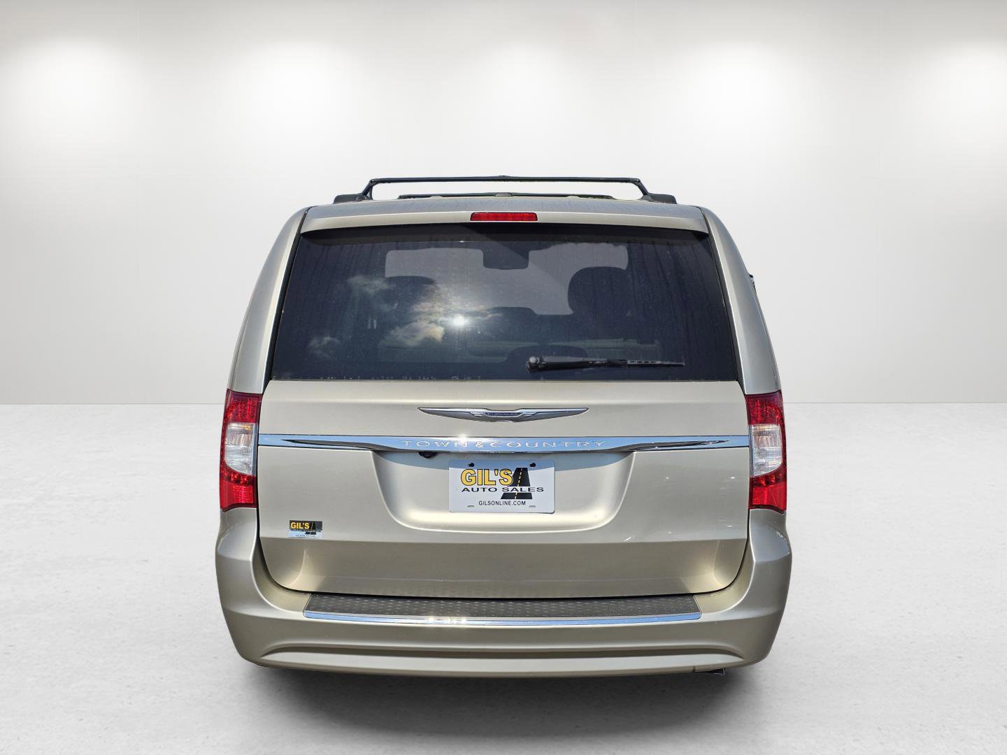 Used 2013 Chrysler Town & Country Touring image 6