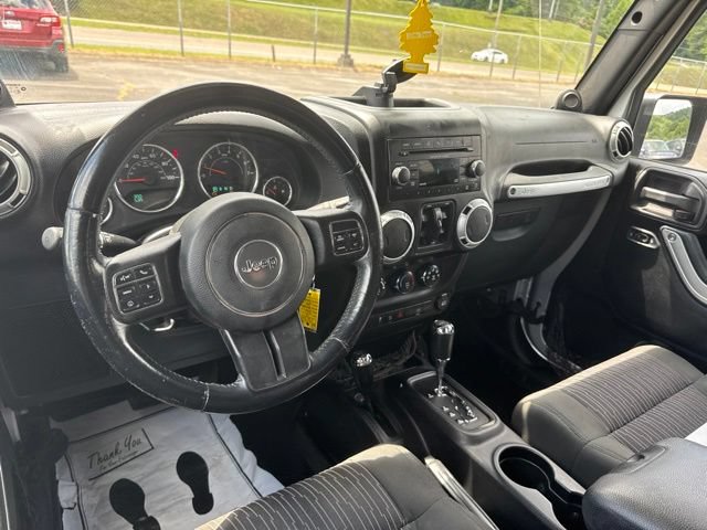 Used 2012 Jeep Wrangler Unlimited Sahara w/ Connectivity Group AWD/4WD image 11