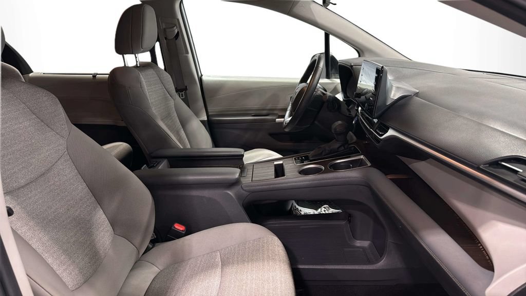 Used 2024 Toyota Sienna LE FWD image 13