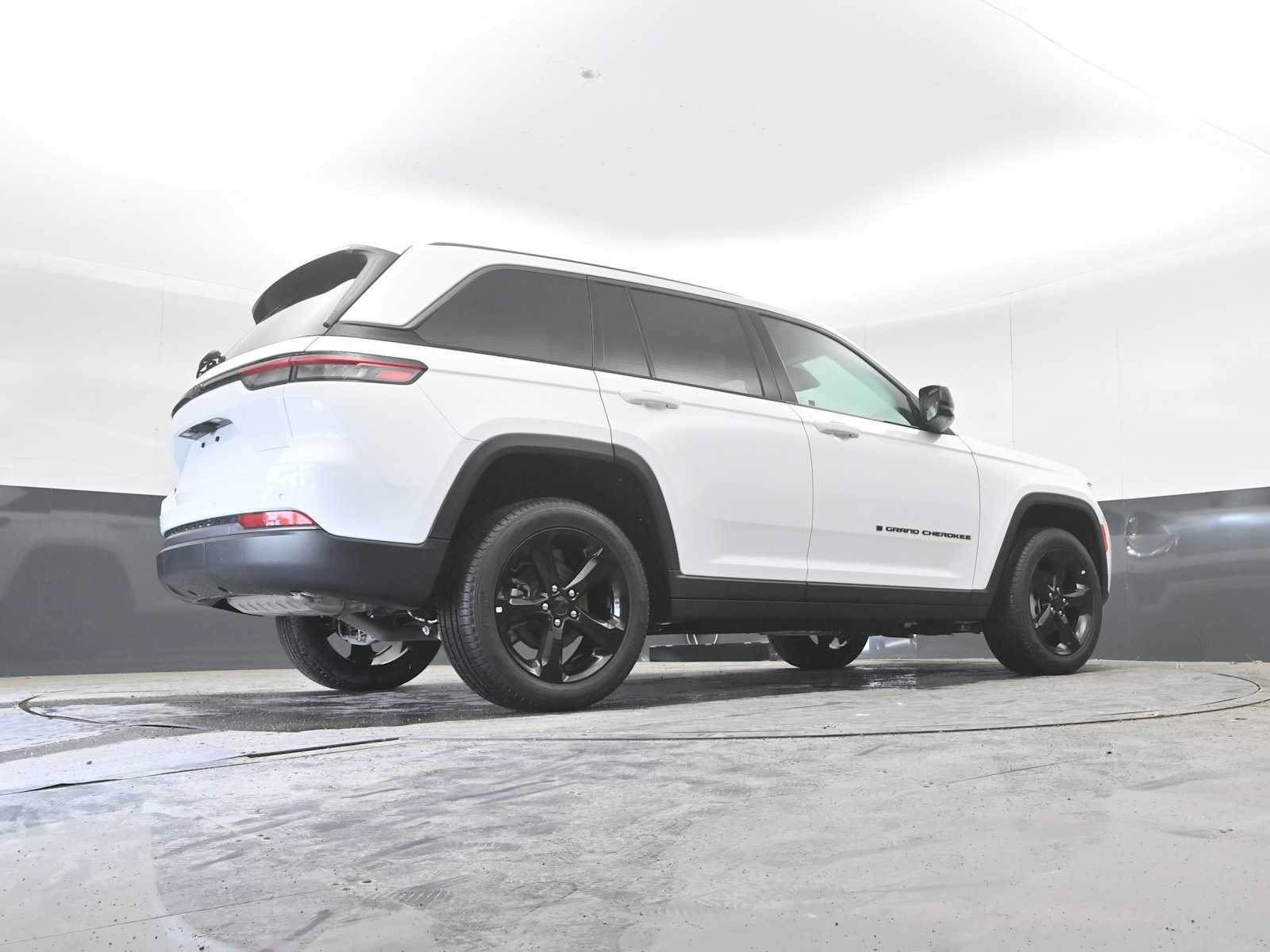 Used 2026 Jeep Grand Cherokee Limited w/ Limited Altitude Package AWD/4WD image 34