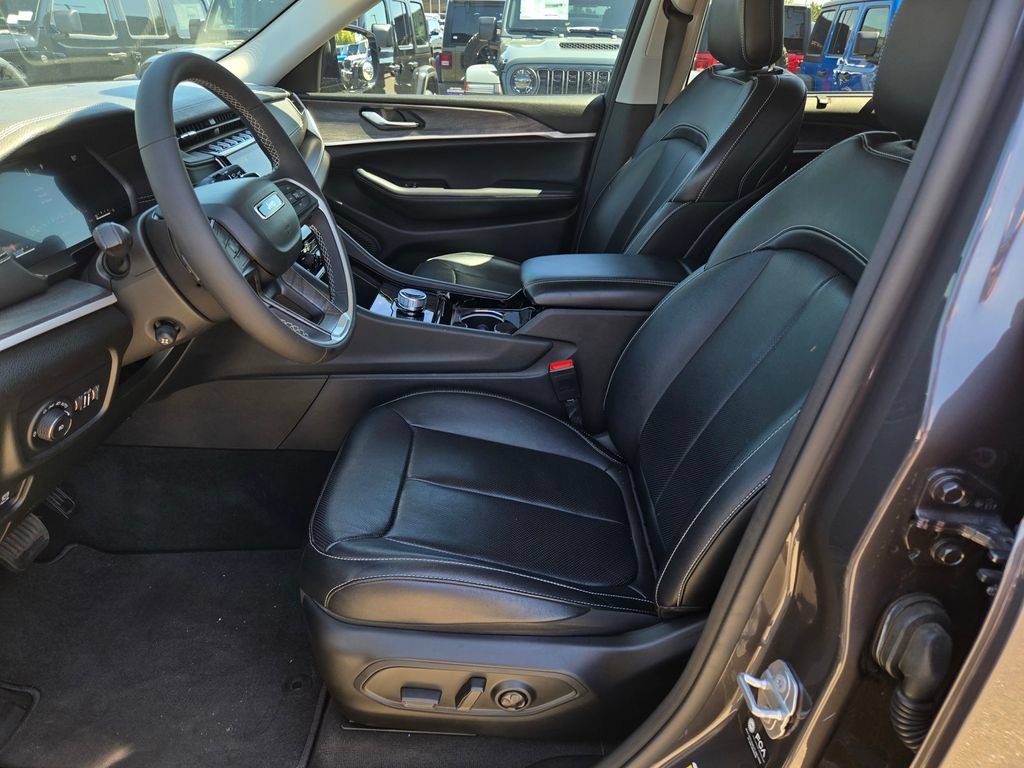 Used 2023 Jeep Grand Cherokee Limited w/ Luxury Tech Group II RWD image 13