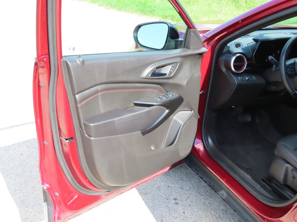 Used 2025 Chevrolet Trax RS w/ Sunroof Package FWD image 23