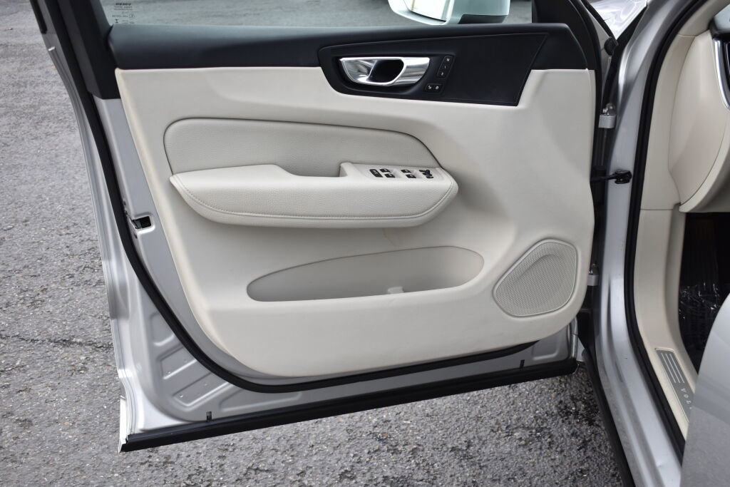 Used 2018 Volvo XC60 T8 Inscription w/ Vision Package image 15