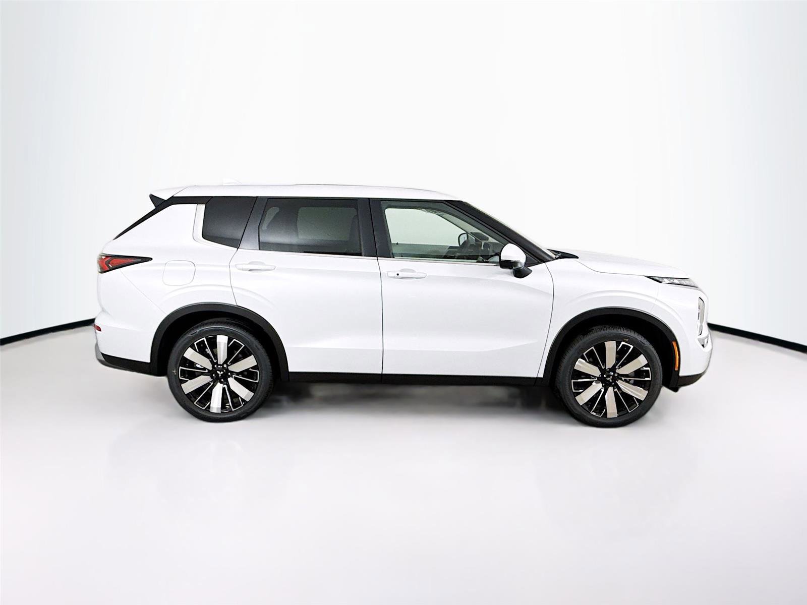 New 2026 Mitsubishi Outlander SE image 28