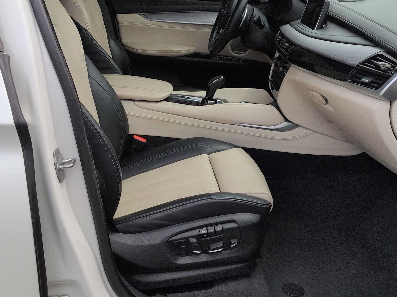 Used 2019 BMW X6 xDrive50i w/ M Sport Package AWD/4WD image 24