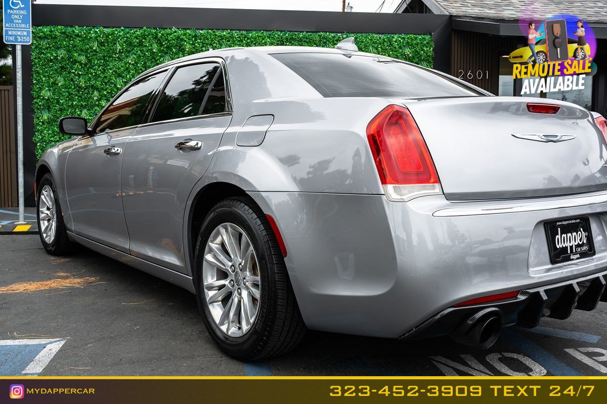 Used 2016 Chrysler 300 C RWD image 9