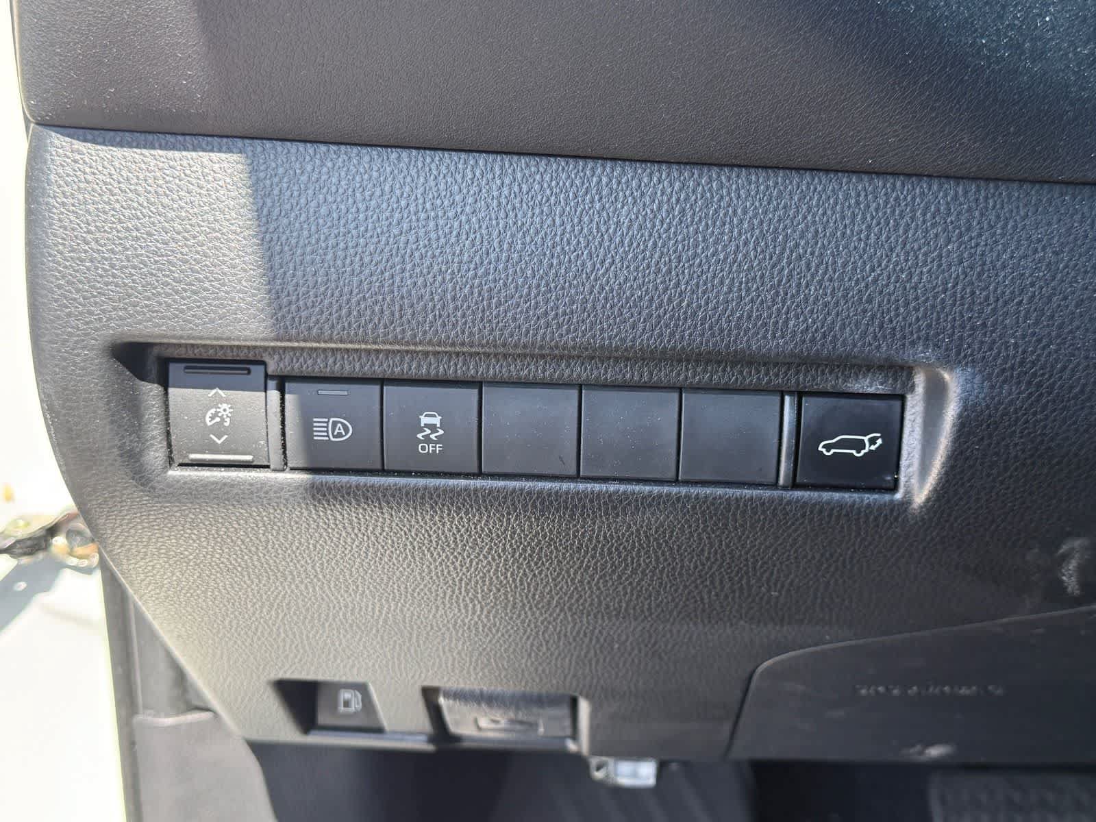 Used 2023 Toyota Venza LE AWD/4WD image 15