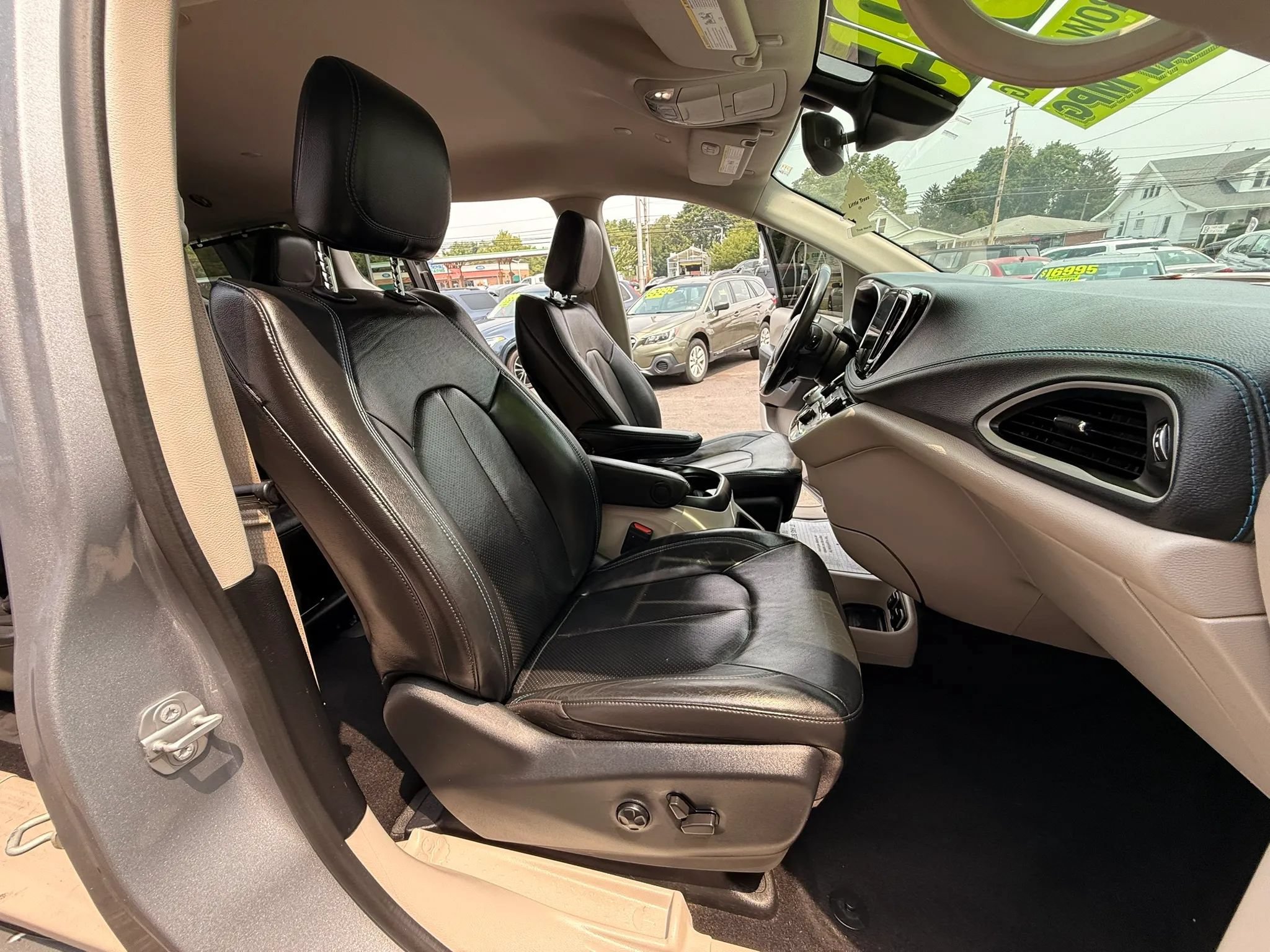Used 2021 Chrysler Pacifica Touring-L FWD image 15
