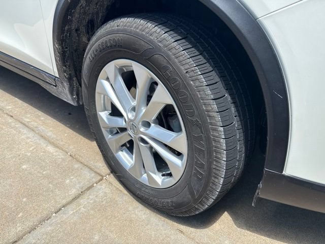 Used 2016 Nissan Rogue SV w/ SV Premium Package AWD/4WD image 3