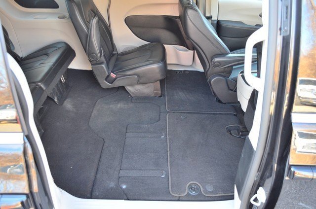 Used 2024 Chrysler Pacifica Touring-L image 35