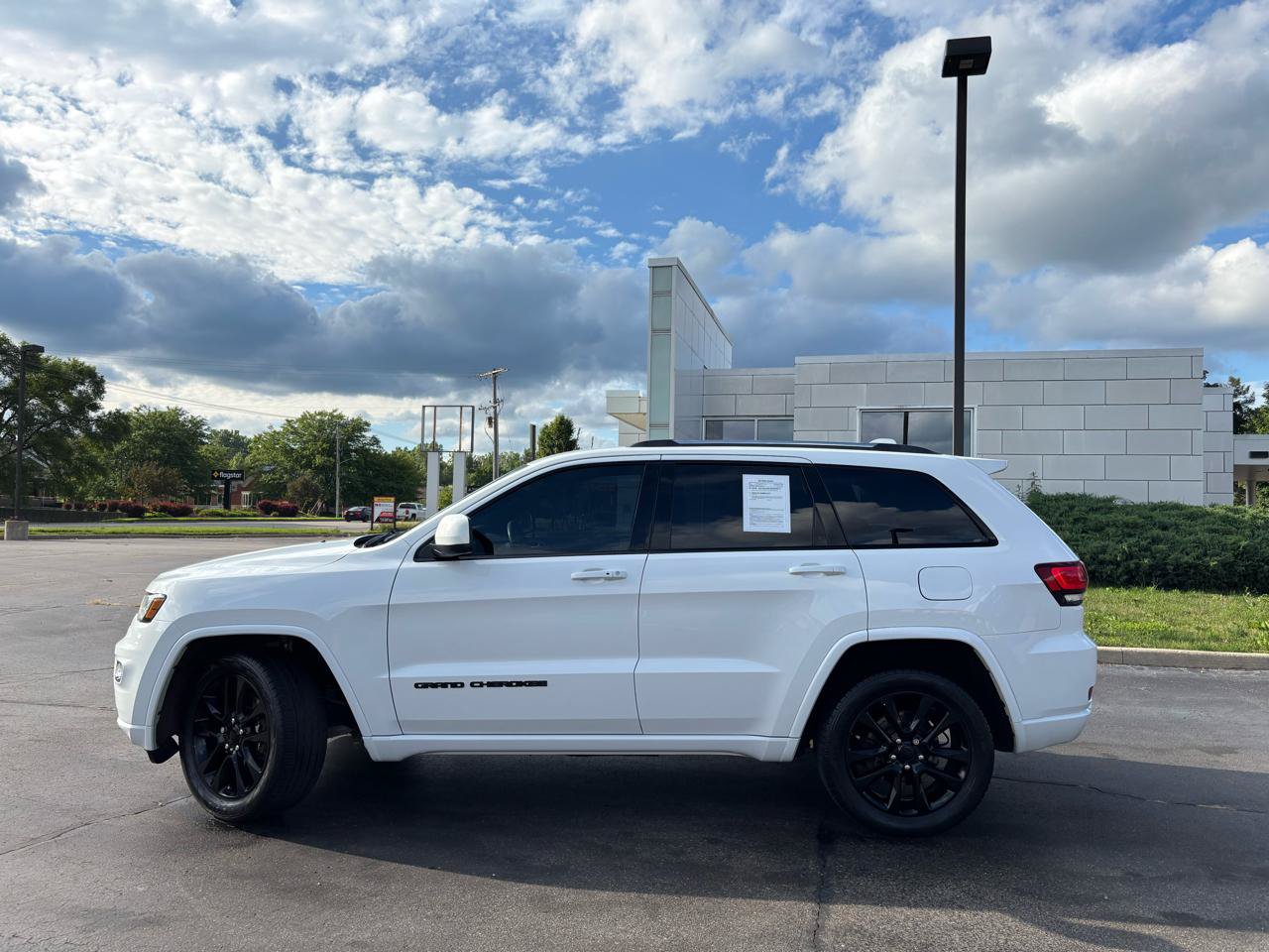 Used 2021 Jeep Grand Cherokee Altitude AWD/4WD image 4