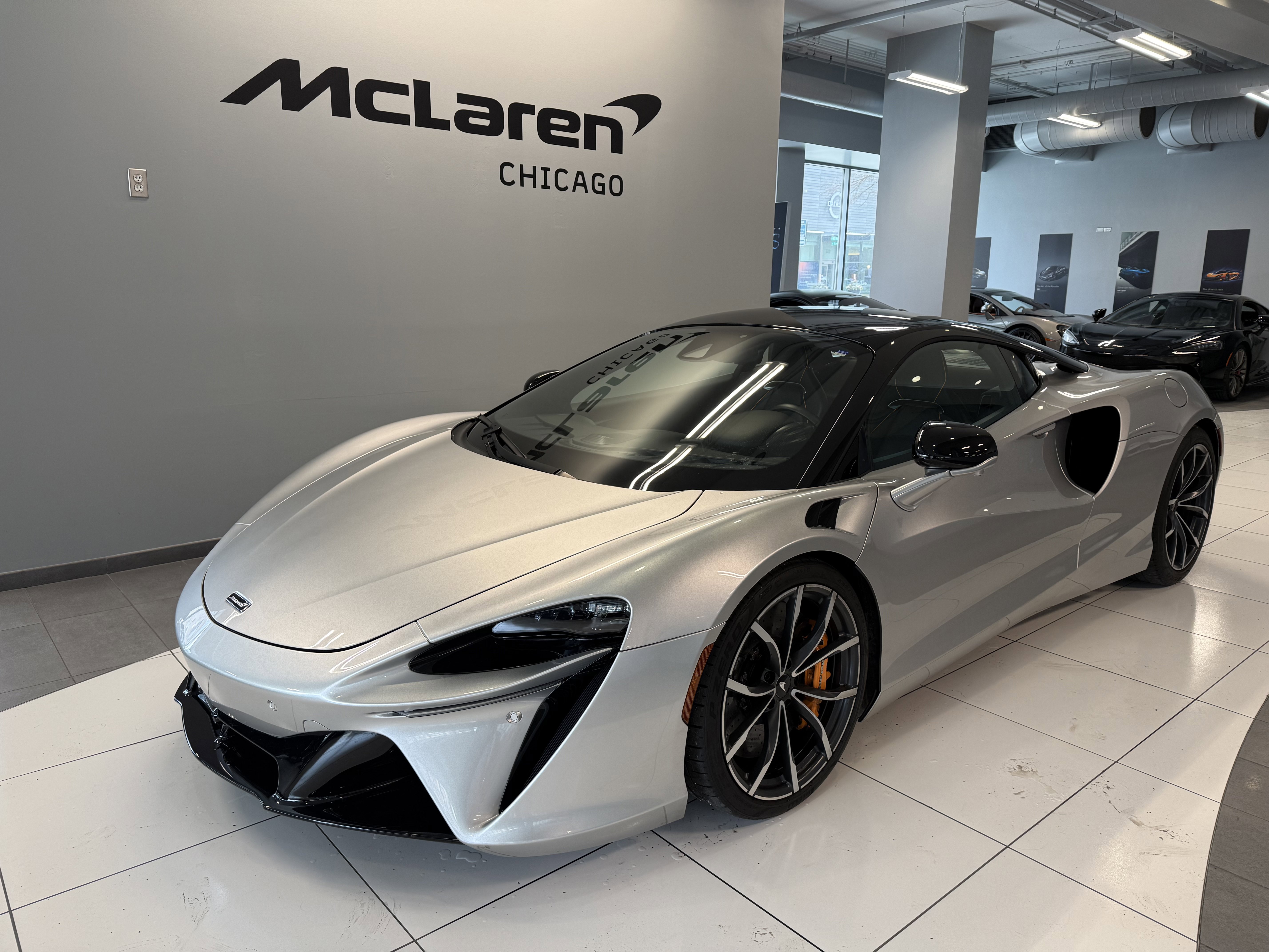 Used 2023 McLaren Artura image 9