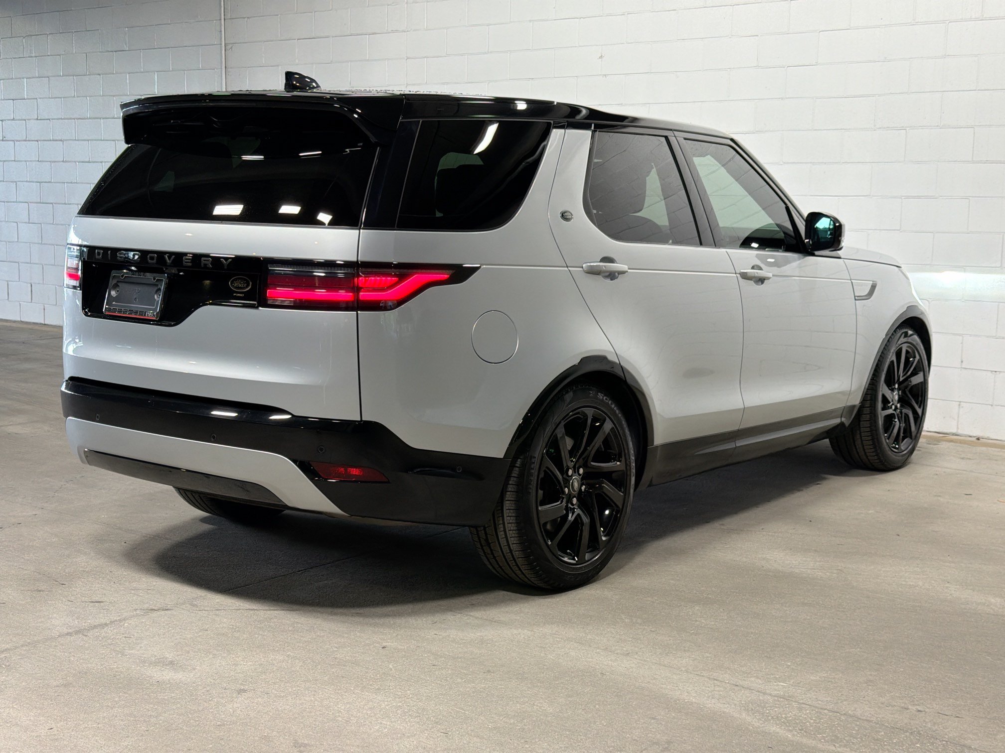 Used 2023 Land Rover Discovery HSE R-Dynamic AWD/4WD image 7