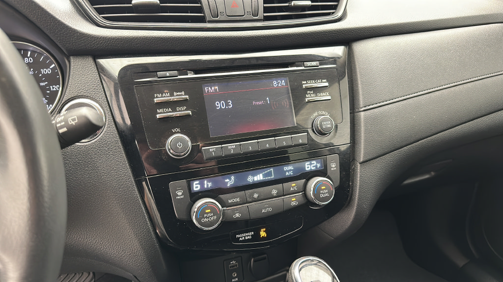 Used 2017 Nissan Rogue SV AWD/4WD image 16