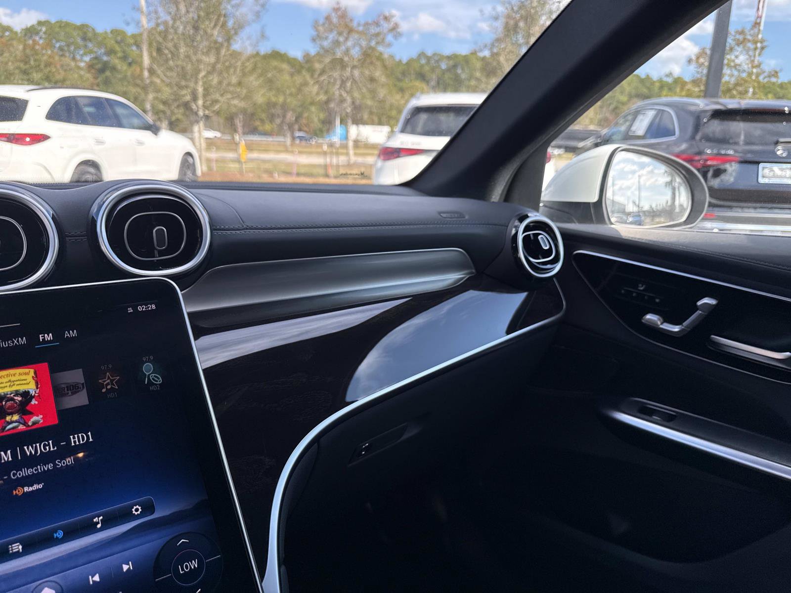 Used 2024 Mercedes-Benz GLC 300 4MATIC image 24