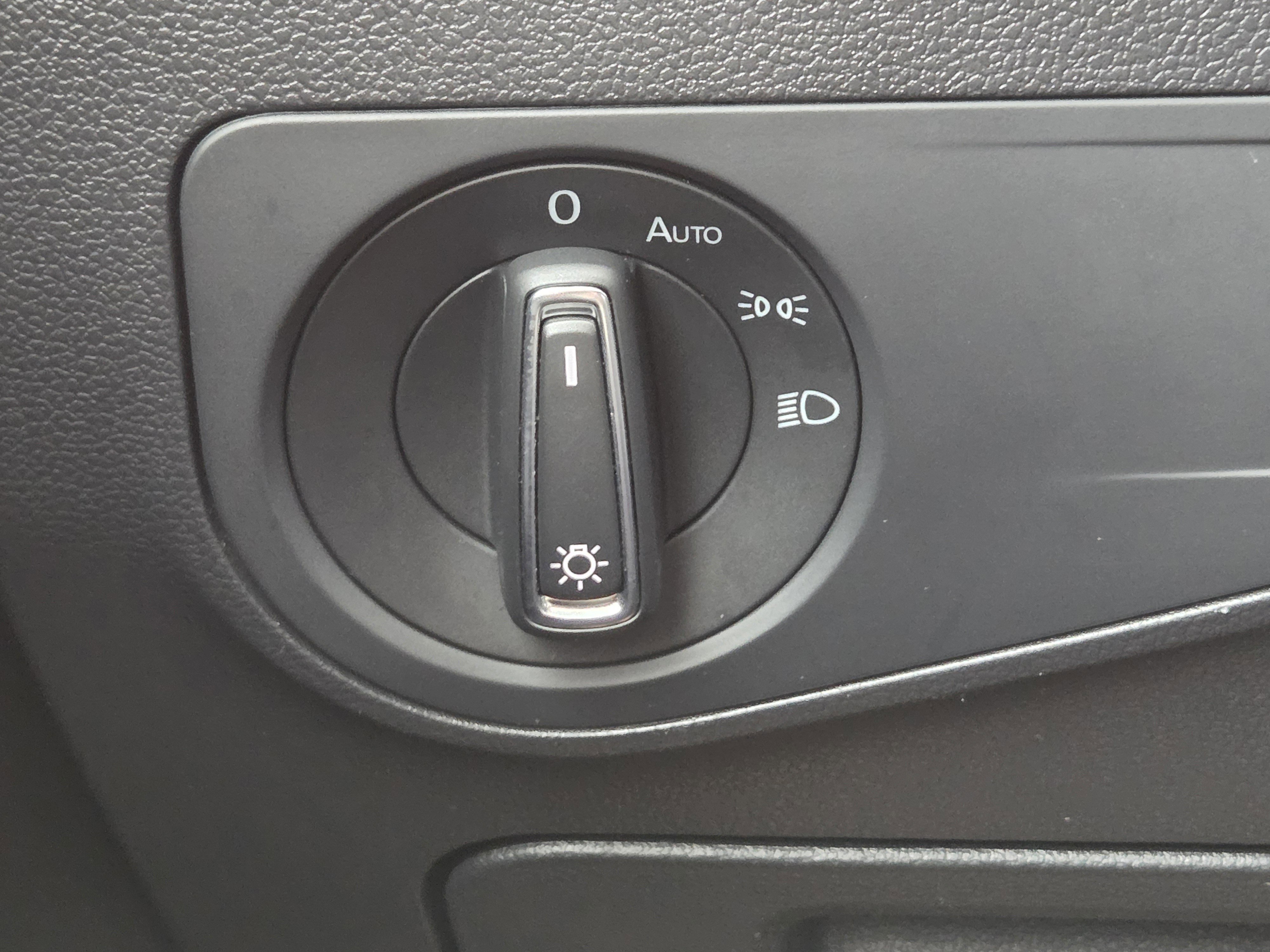 Used 2021 Volkswagen Tiguan SE image 15