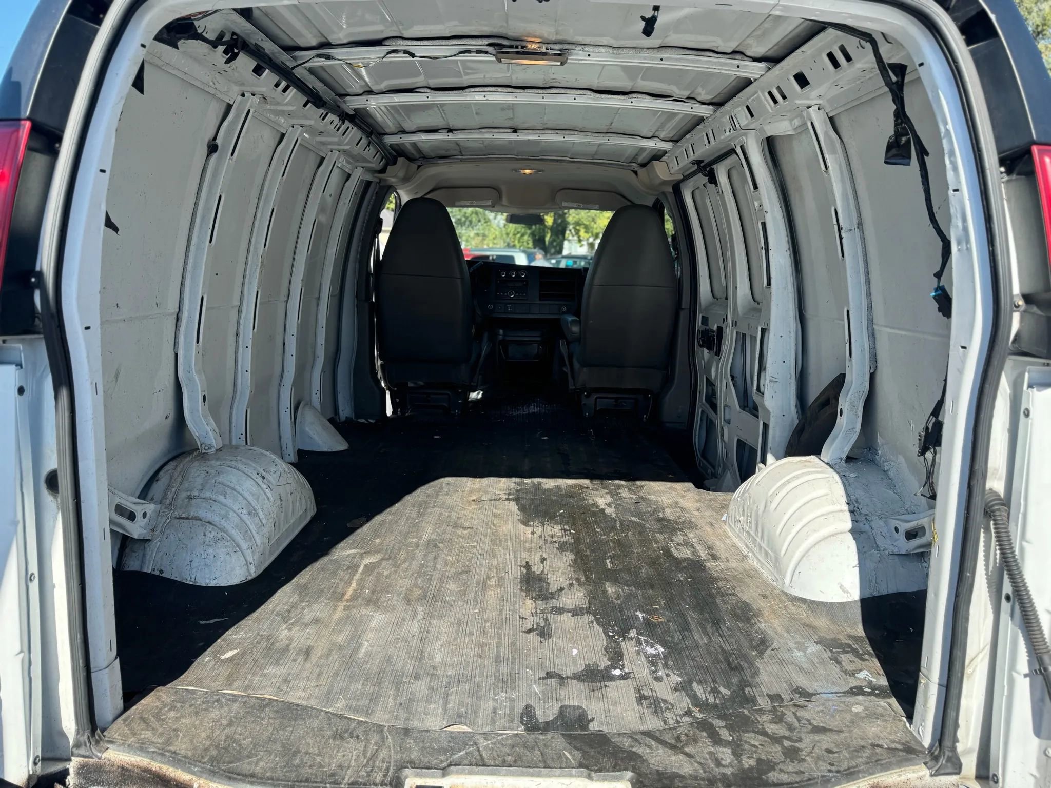 Used 2011 Chevrolet Express 2500 image 10