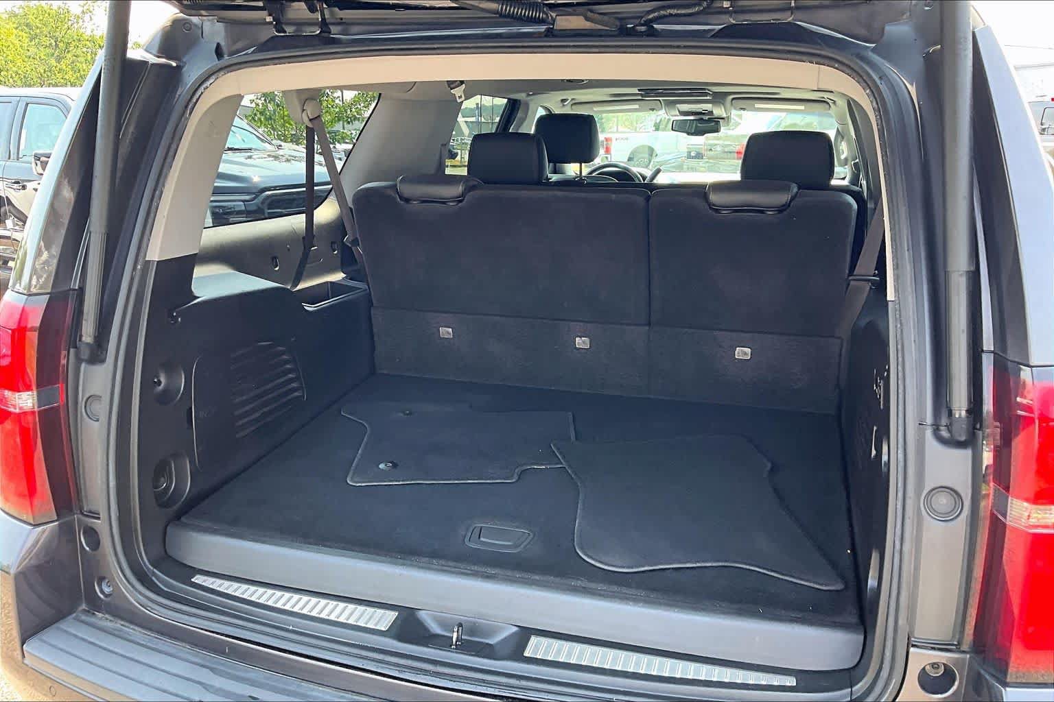 Used 2017 Chevrolet Suburban LT RWD image 33