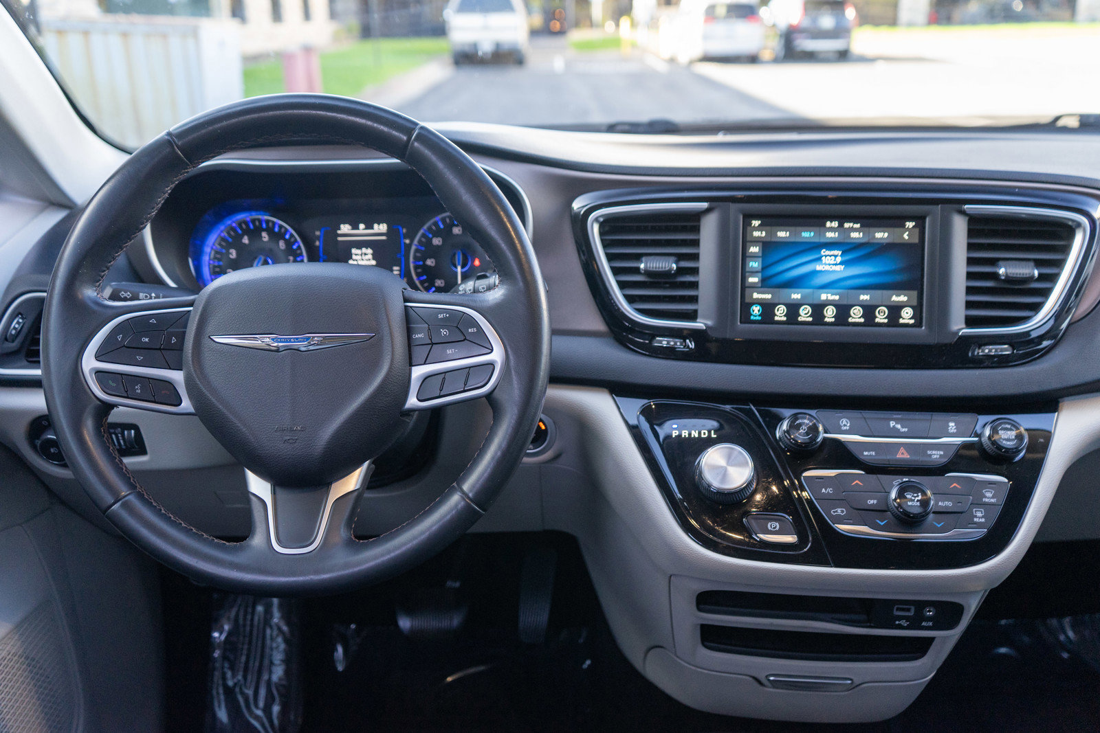 Used 2018 Chrysler Pacifica Touring-L FWD image 13
