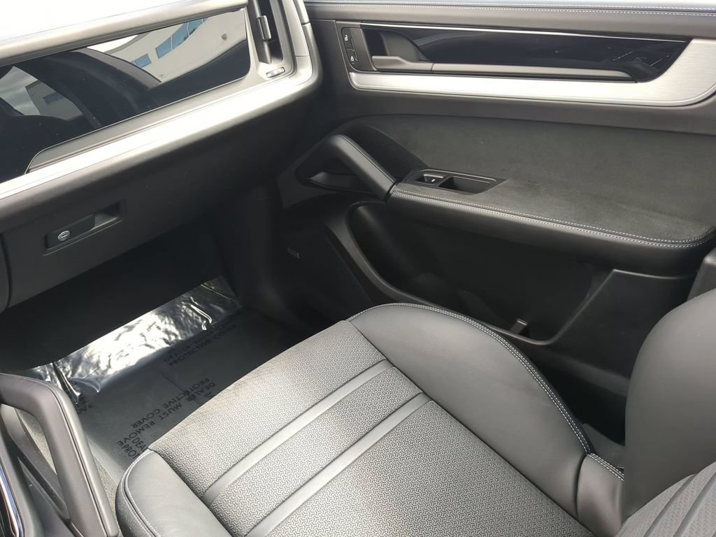 Used 2025 Porsche Cayenne GTS AWD/4WD image 16