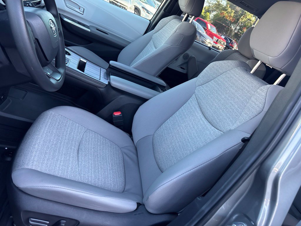 Used 2026 Toyota Sienna LE FWD image 16