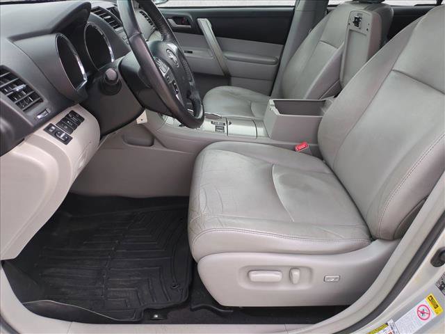Used 2011 Toyota Highlander SE w/ Tow Pkg image 12
