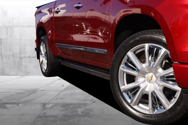 Used 2023 Chevrolet Silverado 1500 High Country w/ High Country Premium Package AWD/4WD image 3