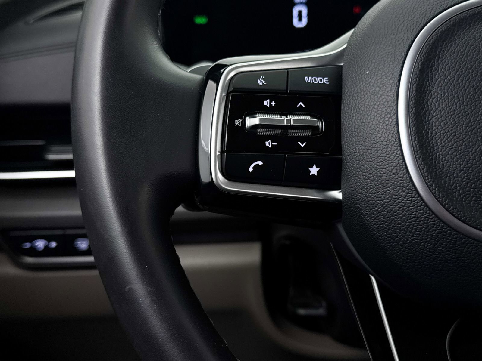 Certified 2025 Kia Carnival EX image 36