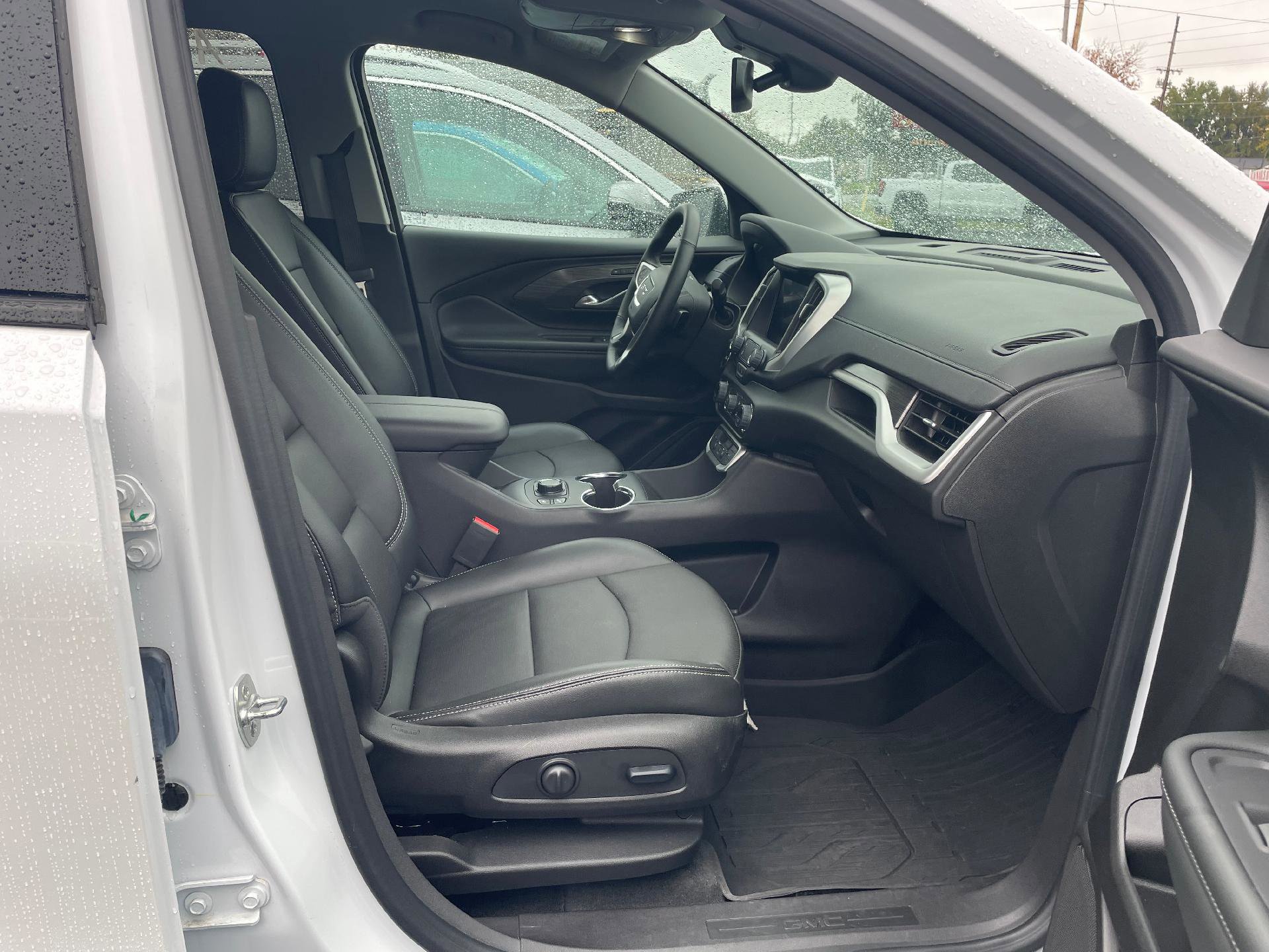 Used 2024 GMC Terrain SLT w/ Infotainment Package II image 9