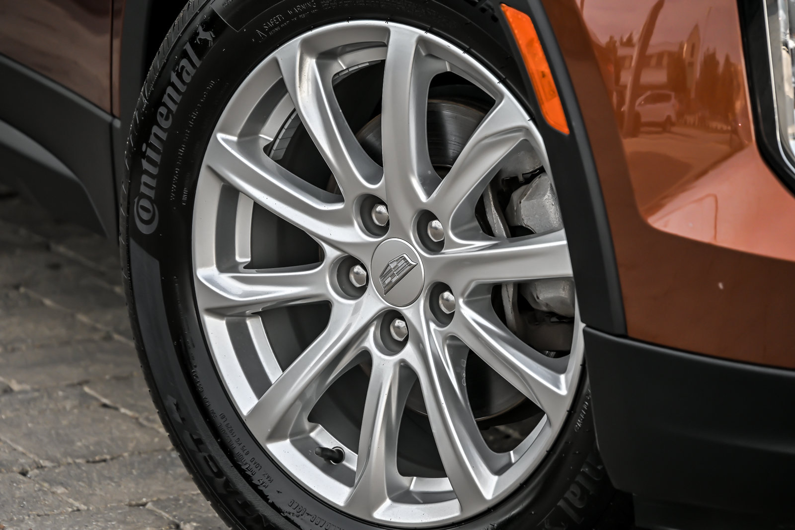 Used 2019 Cadillac XT4 Luxury w/ Cold Weather Package FWD image 3