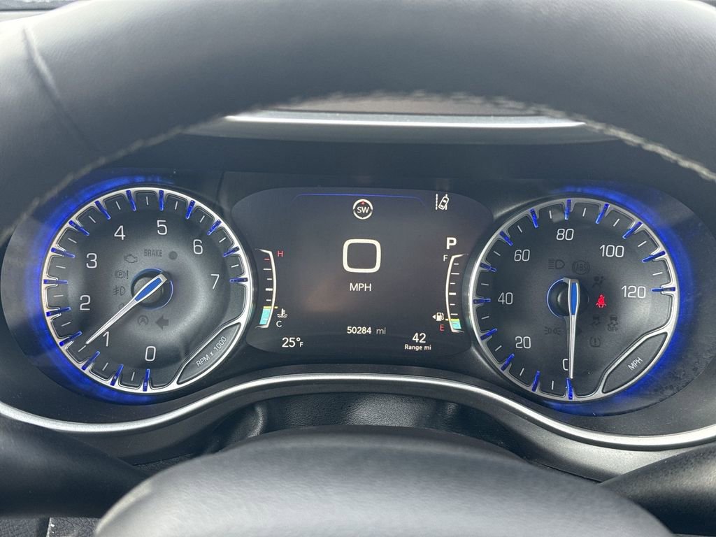 Used 2024 Chrysler Pacifica Touring-L image 10