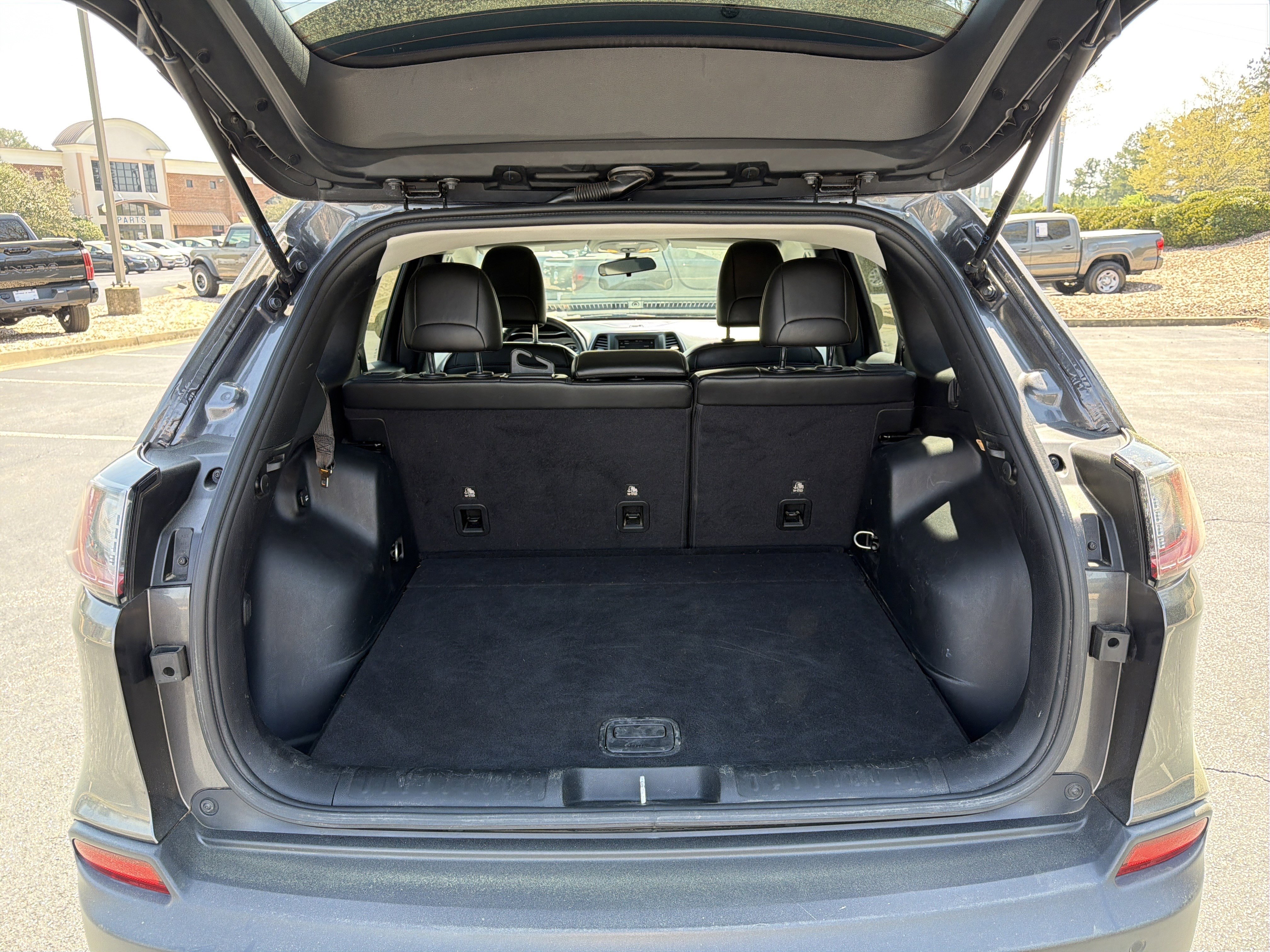 Used 2019 Jeep Cherokee Latitude Plus image 18