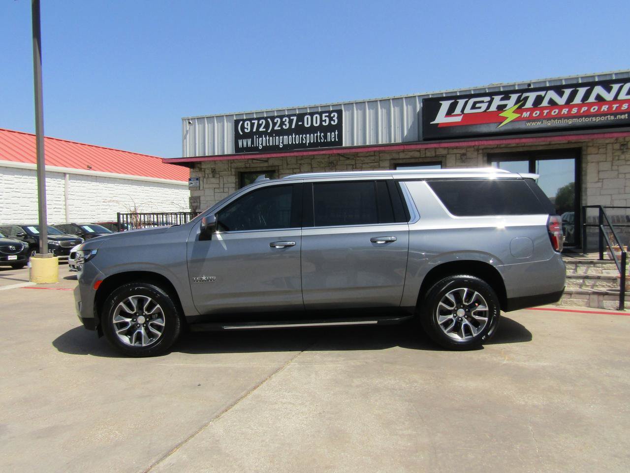 Used 2021 Chevrolet Suburban LT w/ Luxury Package RWD image 2