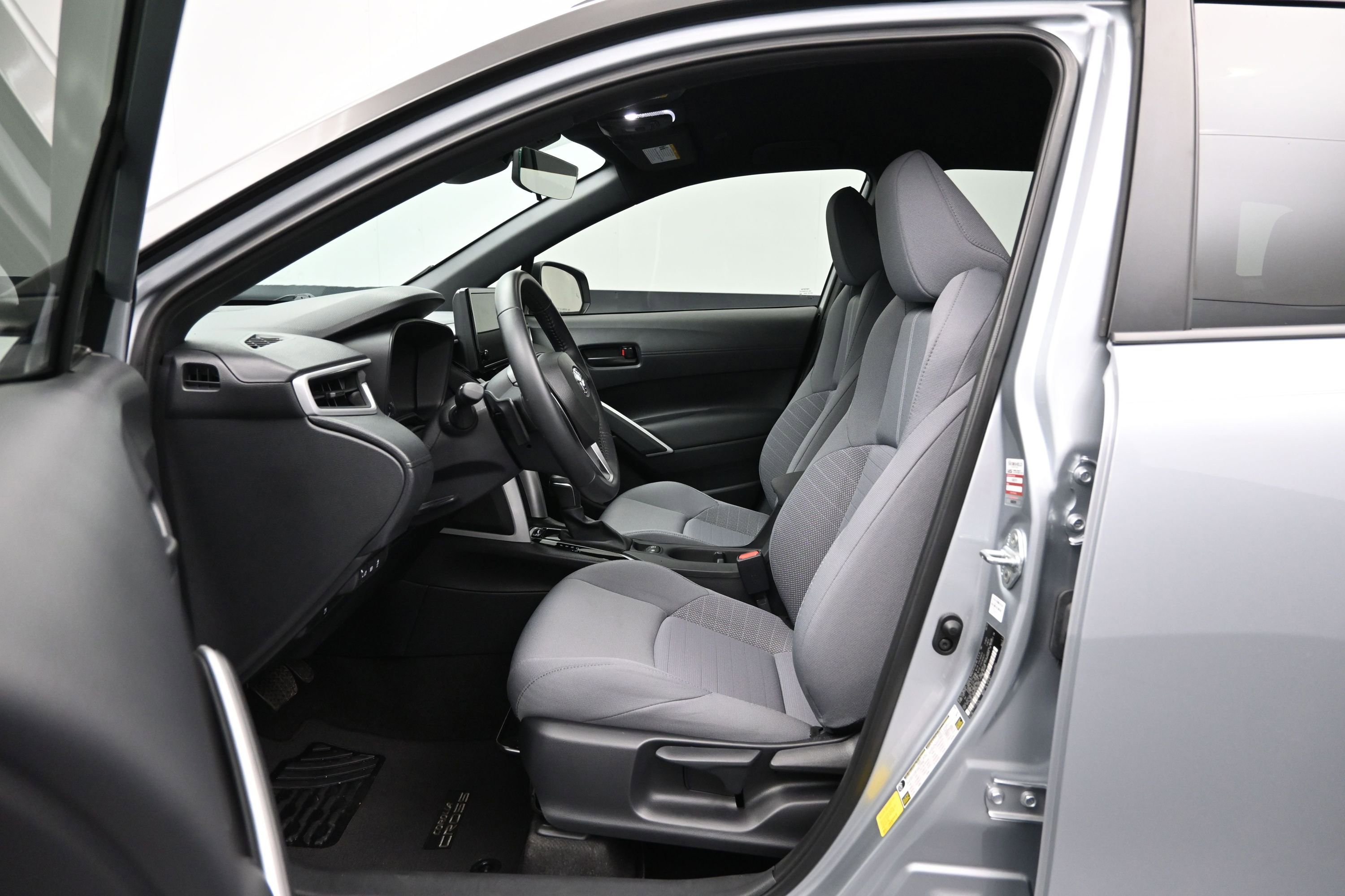 Used 2024 Toyota Corolla Cross AWD Hybrid image 9