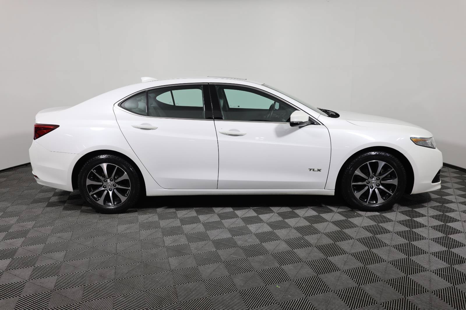 Used 2016 Acura TLX FWD image 4
