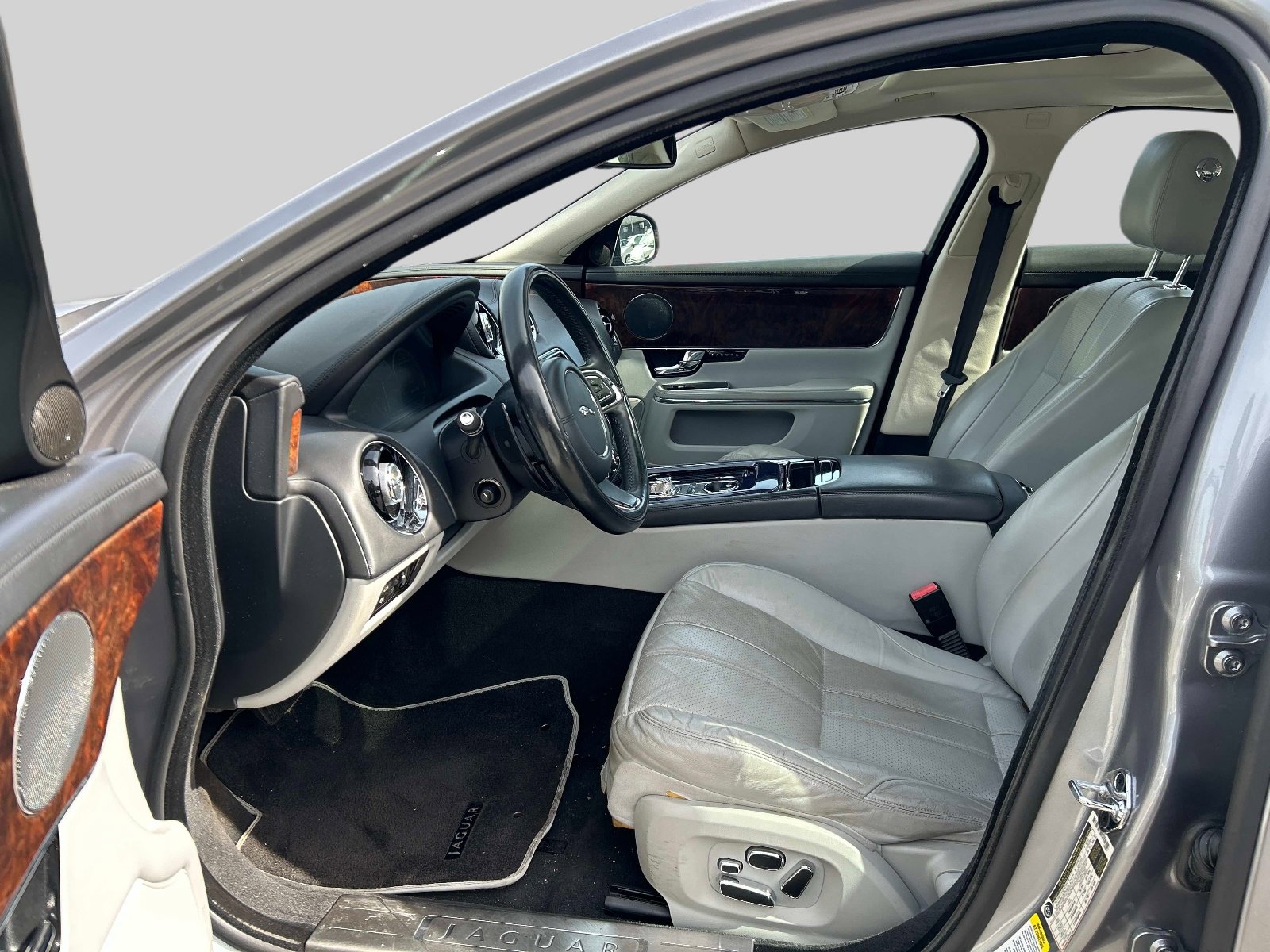 Used 2012 Jaguar XJ image 12