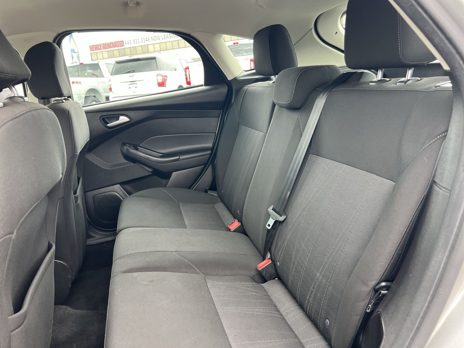 Used 2015 Ford Focus SE w/ SE Cold Weather Package FWD image 23