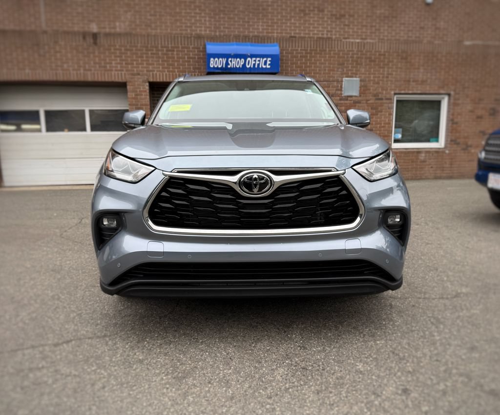 Used 2020 Toyota Highlander Limited FWD image 2