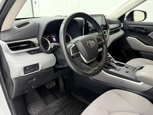 Used 2022 Toyota Highlander LE FWD image 8