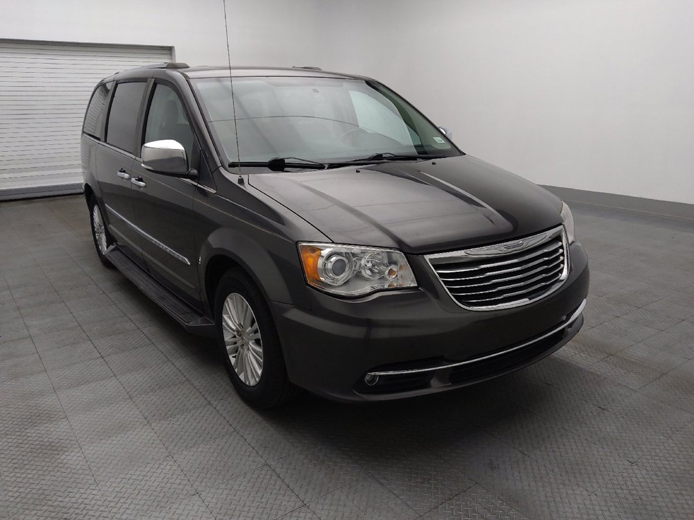 Used 2015 Chrysler Town & Country Limited Platinum FWD image 13