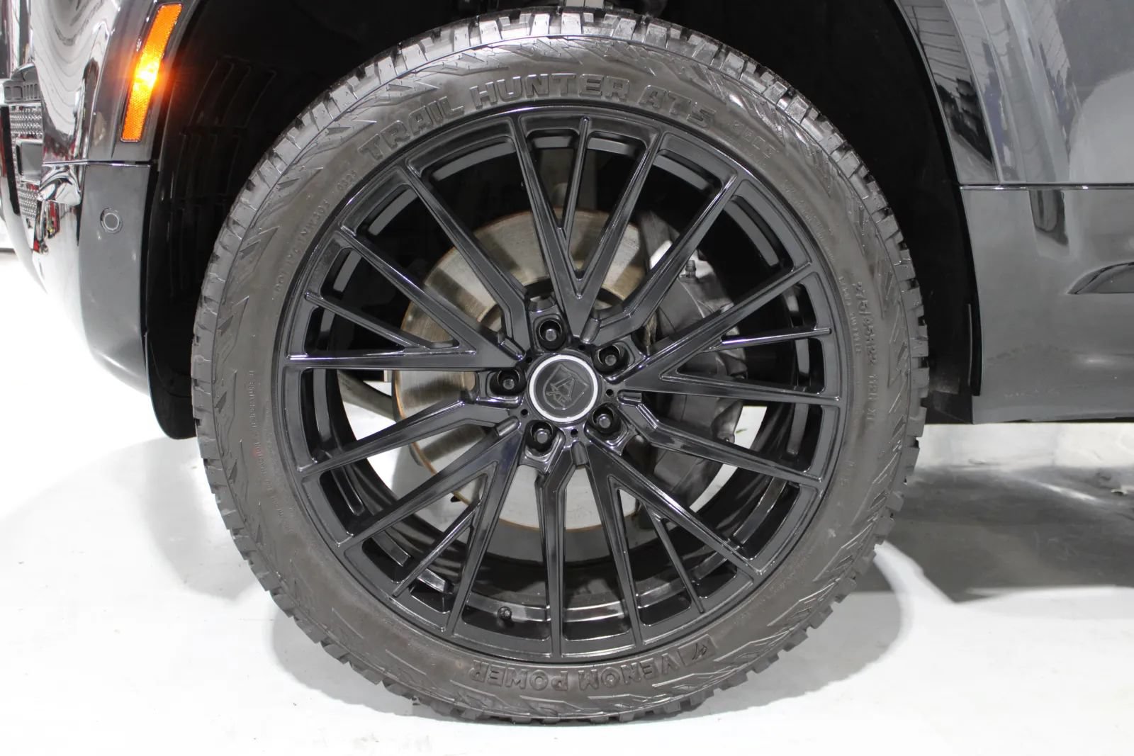 Used 2023 Land Rover Defender 130 X-Dynamic SE AWD/4WD image 6