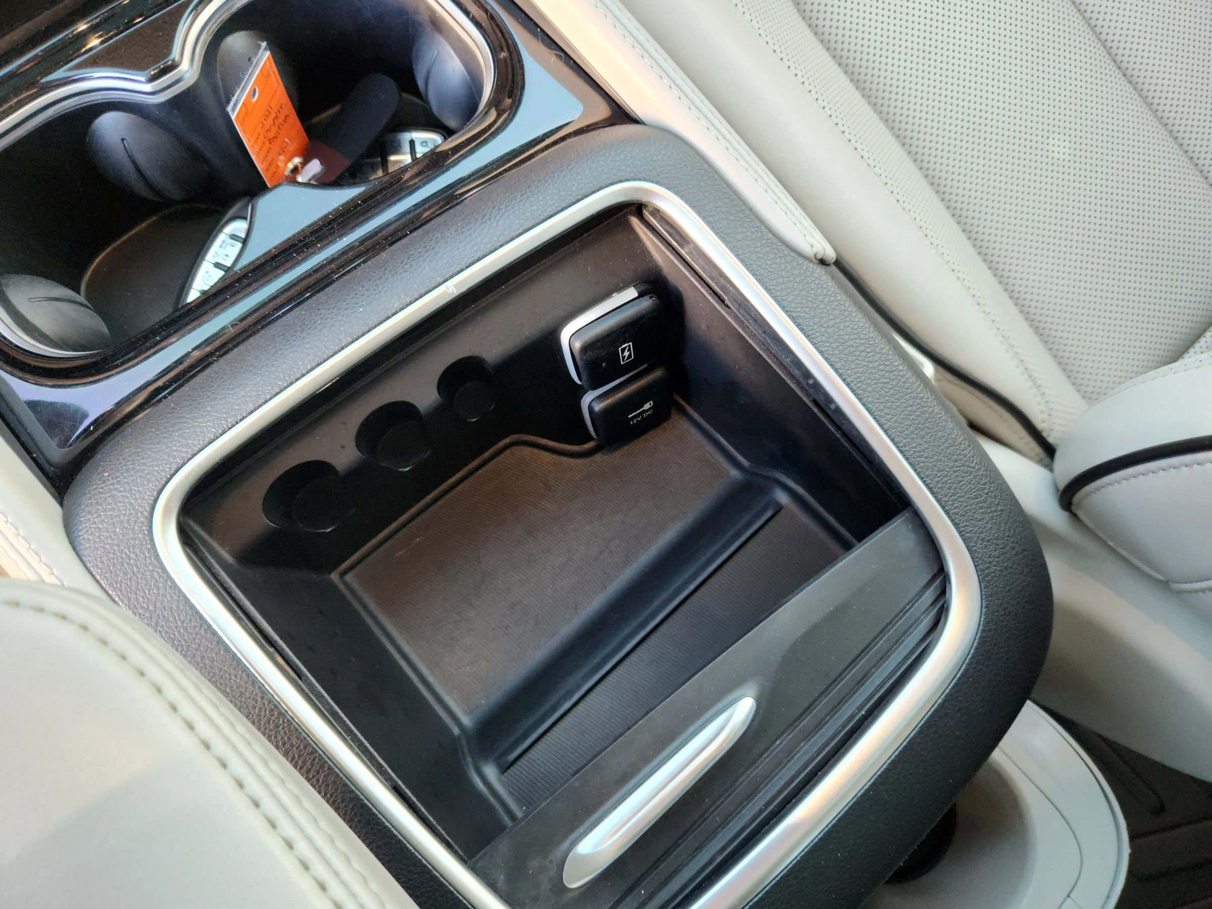 Used 2021 Chrysler Pacifica Limited w/ Uconnect Theater Family Group image 16