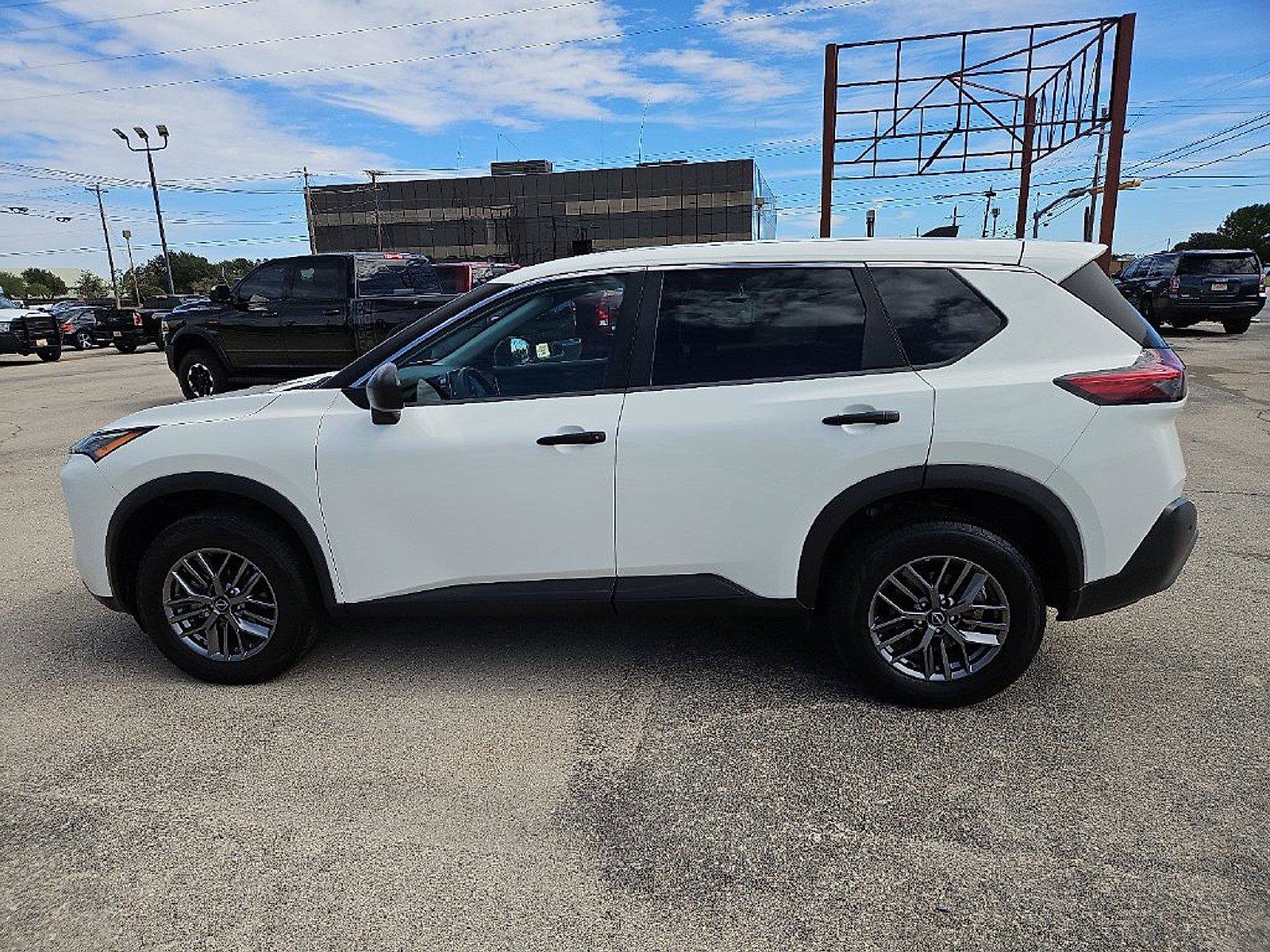 Used 2022 Nissan Rogue S AWD/4WD image 3